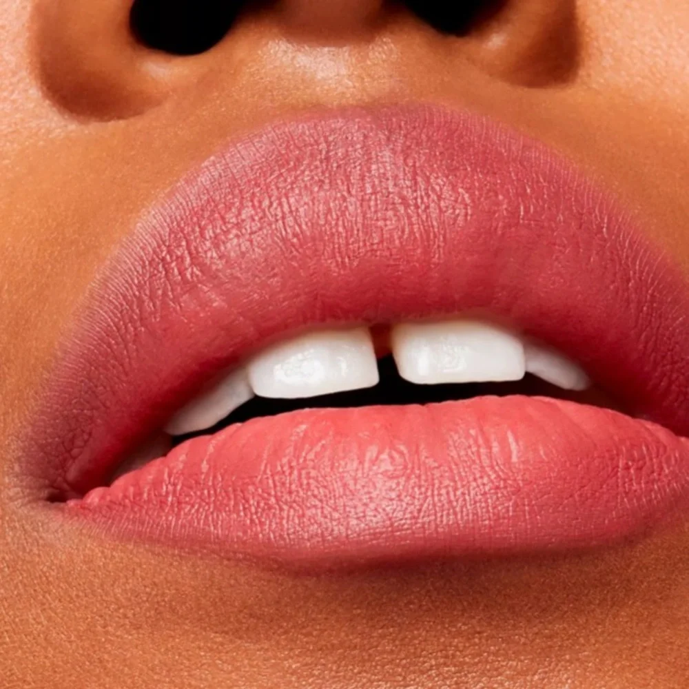 💎 MAC Powder Kiss Velvet Blur Slim Matte Lipstick in Shade Sheet Outrage #898